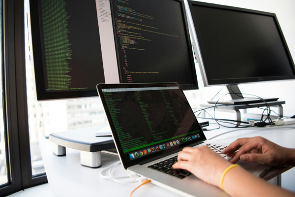 營盤壕煤炭取得煤礦混凝土路面施工用風(fēng)動切割機(jī)專利:切割機(jī)
