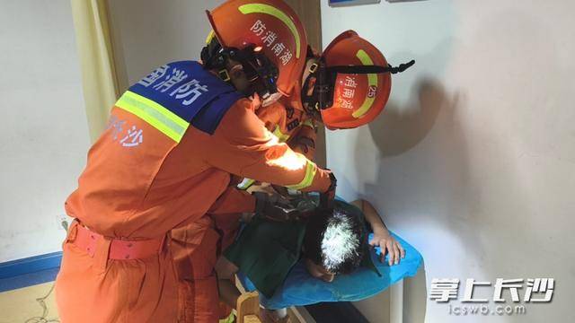 火罐卡住男子脖子，消防員用切割機(jī)救援:切割機(jī)
